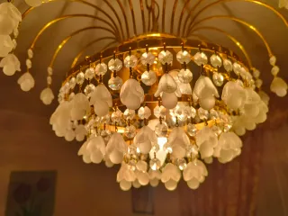 Lámpara de araña dorada y cristal