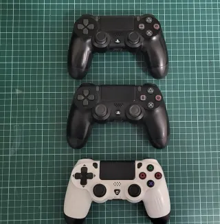 PS4 (PlayStation 4) Negra + 3 Juegos + 3 mandos