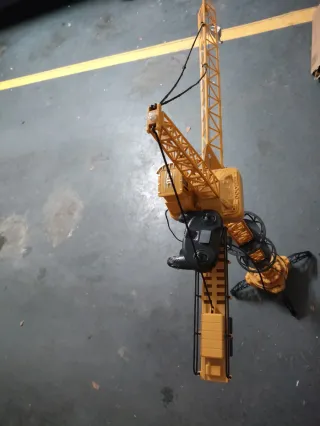 Grúa de juguete teledirigida amarilla