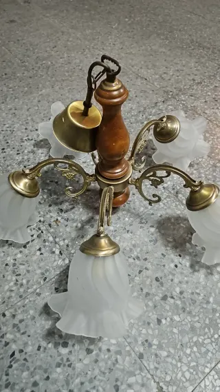 Lámpara de bronce y madera