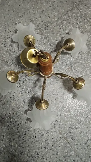 Lámpara de bronce y madera