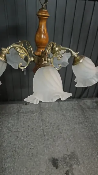 Lámpara de bronce y madera