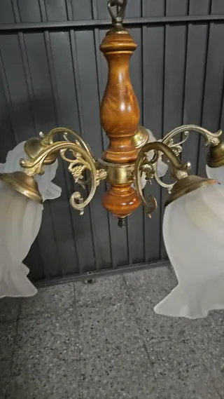 Lámpara de bronce y madera