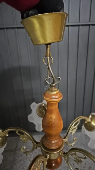 Lámpara de bronce y madera