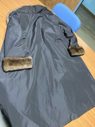 Abrigo largo marrón con cuello y puños de pelo