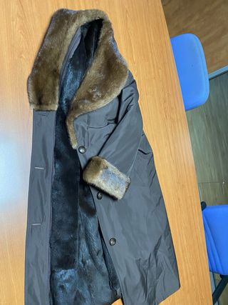 Abrigo largo marrón con cuello y puños de pelo
