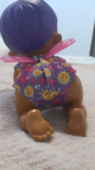 Muñeca bebé mariposa gateando