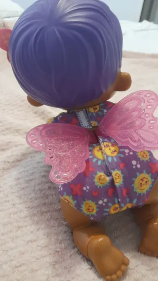 Muñeca bebé mariposa gateando