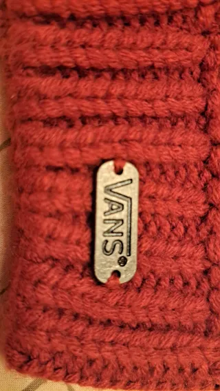 Gorro Vans granate con pompón