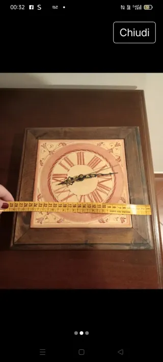 Orologio da parete con numeri romani