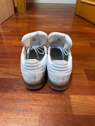 Adidas Samba , de color azul clarito .