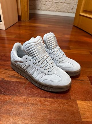 Adidas Samba , de color azul clarito .