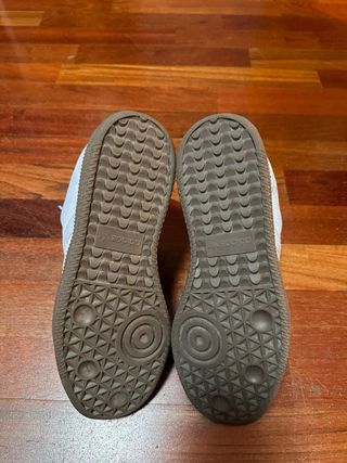 Adidas Samba , de color azul clarito .
