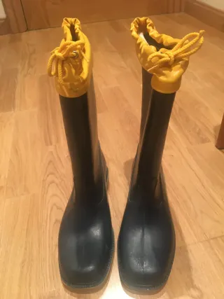 Botas de agua azul y amarillas
