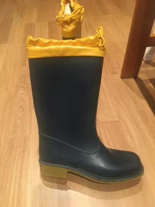 Botas de agua azul y amarillas