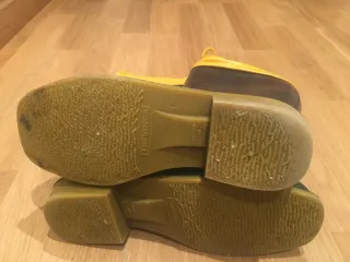 Botas de agua azul y amarillas