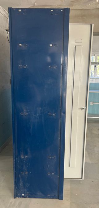 Taquillas metálicas azules y blancas