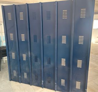 Taquillas metálicas azules y blancas