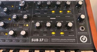Moog Sub 37 Tribute Edition Sintetizador