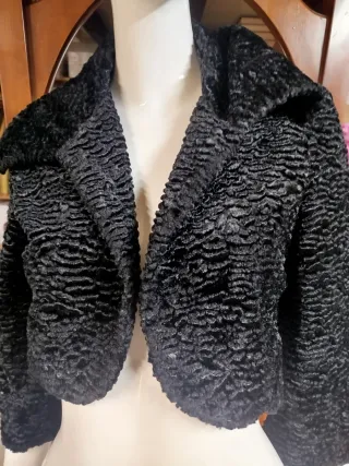 Chaqueta negra corta