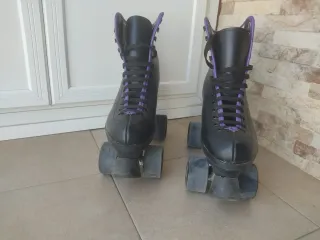 Patines de 4 ruedas negros con detalles morados
