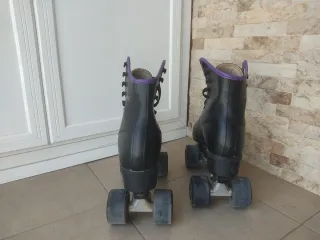 Patines de 4 ruedas negros con detalles morados