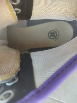 Patines de 4 ruedas negros con detalles morados