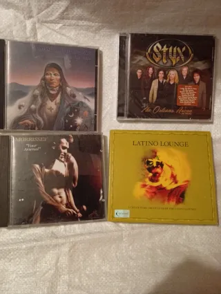 4 CDs Música Variada: Styx, Morrissey, Latino Loun