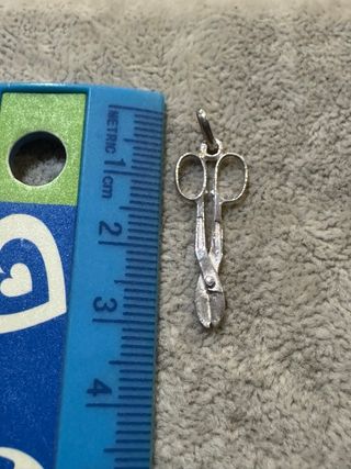 Pendente Tesoura Prata com Contraste