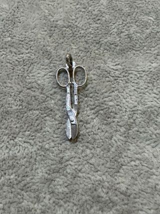 Pendente Tesoura Prata com Contraste