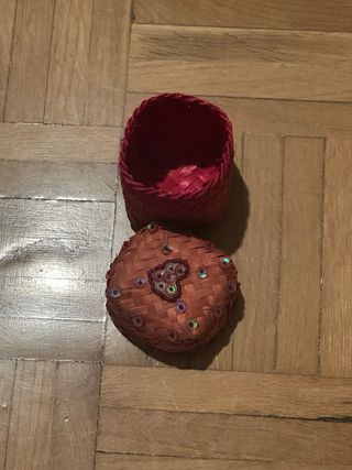 Caja de mimbre con corazón y pedrería