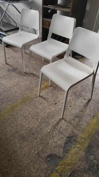 3 Sillas Blancas de Plástico