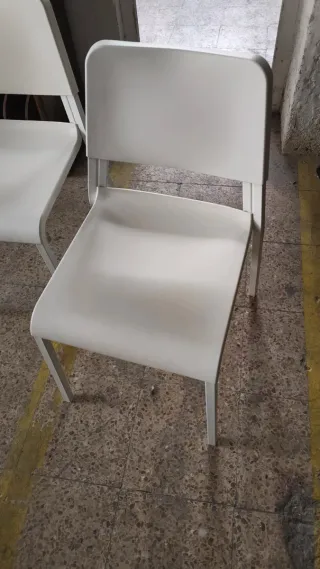 3 Sillas Blancas de Plástico