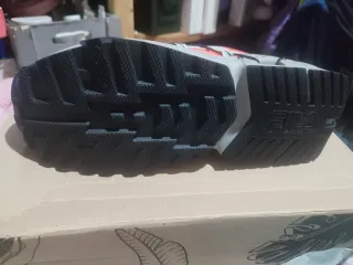 Zapatillas deportivas grises y naranjas