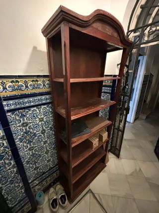 Estantería de madera oscura