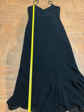 Vestido negro con volantes