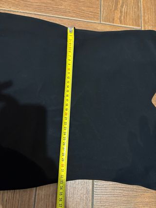 Vestido negro con volantes