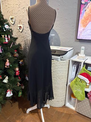 Vestido negro con volantes