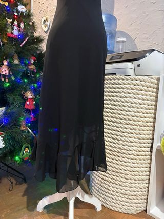 Vestido negro con volantes
