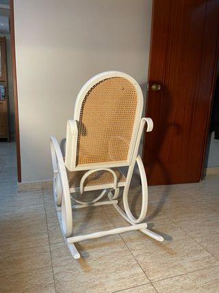 Mecedora de mimbre y madera
