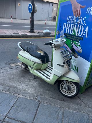 Moto estilo Vespa color verde y blanco