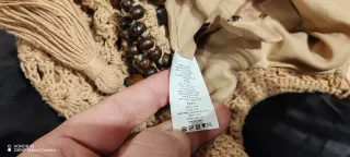 Bolso de crochet beige con abalorios