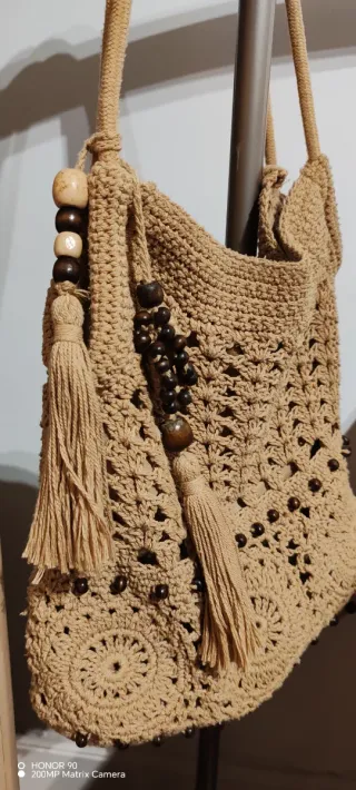 Bolso de crochet beige con abalorios