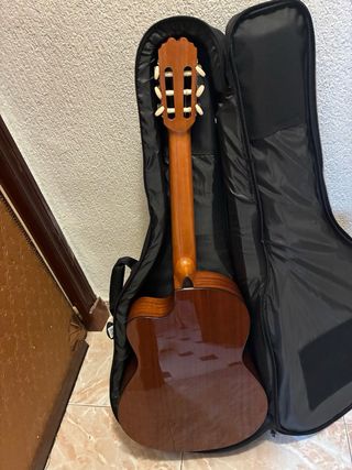 Guitarra Admira con funda