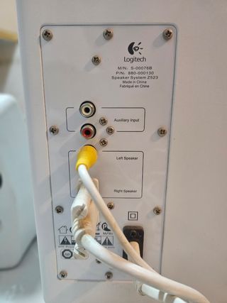 Altavoces 2.1 Logitech Blancos y Negros