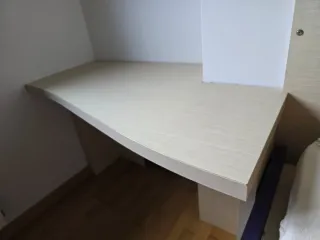 Escritorio con cajonera