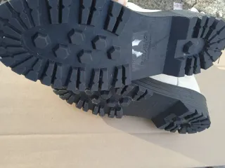 Botines blancos y negros