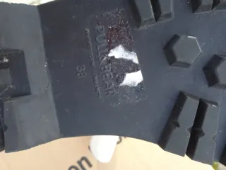 Botines blancos y negros