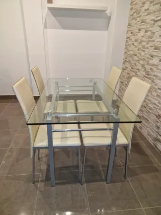 Mesa de cristal y metal costo 900 euros