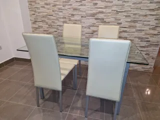 Mesa de cristal y metal costo 900 euros